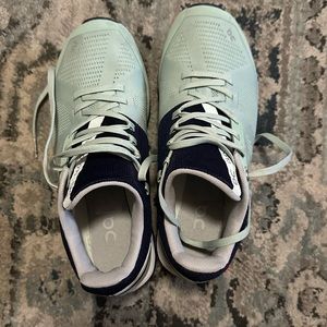 Woman’s on running clouds.